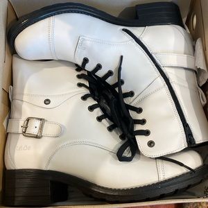 Taos ankle boots white/ black  size 11